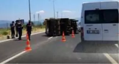 Milas'ta çöp kamyonu devrildi, iki kişi yaralandı