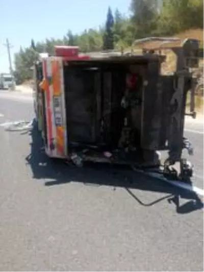 Milas'ta çöp kamyonu devrildi, iki kişi yaralandı