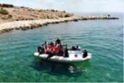 Sağlık çalışanlarına denizin altında açtıkları pankartla destek verdiler