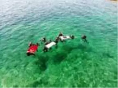 Sağlık çalışanlarına denizin altında açtıkları pankartla destek verdiler
