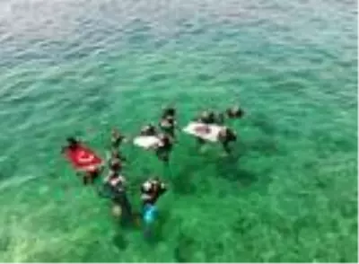 Sağlık çalışanlarına denizin altında açtıkları pankartla destek verdiler