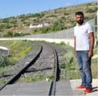Trenin geçişini beklemeyip, bariyerleri kıran sürücüye 2,5 yıl hapis Trenin geçişini beklemeyip, bariyerleri kıran sürücüye 2,5 yıl hapis