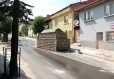 60 yıldır yol ortasında duran türbenin gizemi 60 yıldır yol ortasında duran türbenin gizemi