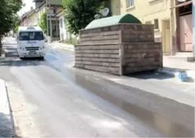 60 yıldır yol ortasında duran türbenin gizemi 60 yıldır yol ortasında duran türbenin gizemi