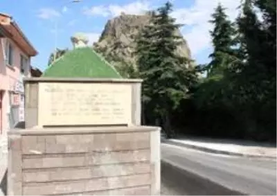 60 yıldır yol ortasında duran türbenin gizemi 60 yıldır yol ortasında duran türbenin gizemi