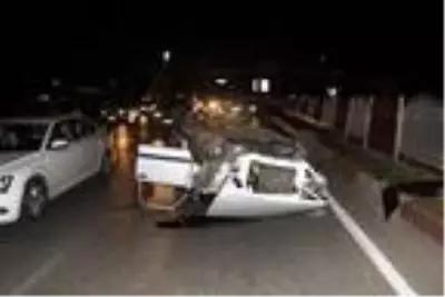 Ağabeyi kaza geçirdi, olay yerine gelen kardeşi yedek lastiği almaya çalıştı Ağabeyi kaza geçirdi, olay yerine gelen kardeşi yedek lastiği almaya çalıştı