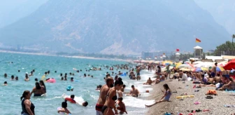 Antalya sahillerinde maskesiz, sosyal mesafesiz serinlik