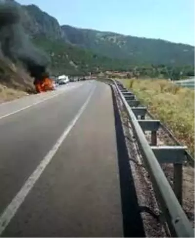 Eğirdir'de seyir halindeki otomobil yandı Eğirdir'de seyir halindeki otomobil yandı