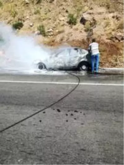Eğirdir'de seyir halindeki otomobil yandı Eğirdir'de seyir halindeki otomobil yandı
