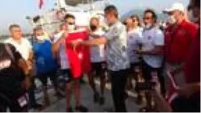 Eski Bakan Tüzmen ile 5 sporcu, Mersin'den KKTC'ye yüzüyor Eski Bakan Tüzmen ile 5 sporcu, Mersin'den KKTC'ye yüzüyor