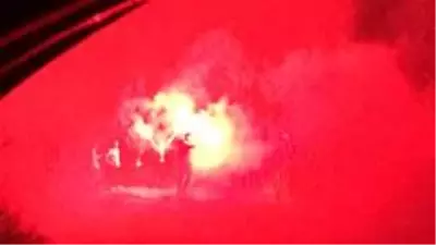 Evlilik teklifinde sosyal mesafe hiçe sayılarak halaylar çekildi Evlilik teklifinde sosyal mesafe hiçe sayılarak halaylar çekildi