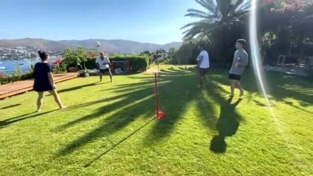 Galatasaray Teknik Direktörü Fatih Terim, kızı Merve Terim ile ayak tenisi oynadı