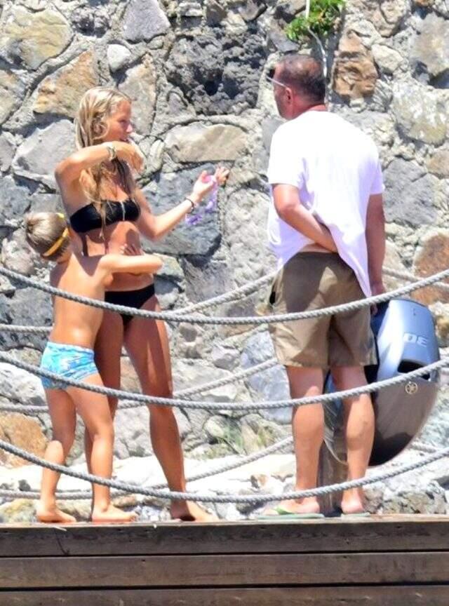 Güzel oyuncu Bade İşçil, siyah bikinisiyle duş alırken yakalandı