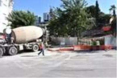 İzmir'de metro inşaatı sırasında hasar gören iş yeri yıkıldı İzmir'de metro inşaatı sırasında hasar gören iş yeri yıkıldı