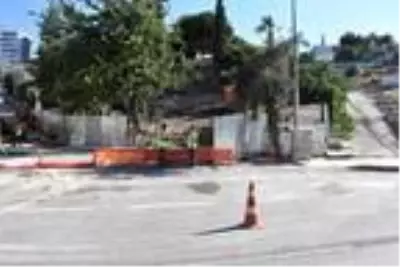 İzmir'de metro inşaatı sırasında hasar gören iş yeri yıkıldı İzmir'de metro inşaatı sırasında hasar gören iş yeri yıkıldı