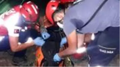 Kayalıklardan düşen gencin cansız bedenine 12 saatlik çalışmayla ulaşıldı Kayalıklardan düşen gencin cansız bedenine 12 saatlik çalışmayla ulaşıldı