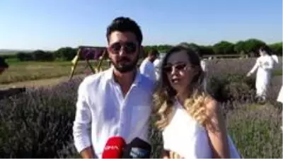 Lavanta bahçeleri evlenen çiftlerin buluşma adresi oldu Lavanta bahçeleri evlenen çiftlerin buluşma adresi oldu