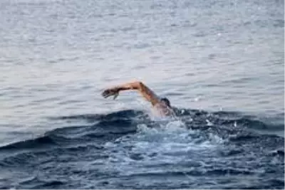 Milli yüzücüler Mersin'den KKTC'ye yüzmeye başladı Milli yüzücüler Mersin'den KKTC'ye yüzmeye başladı