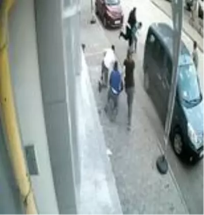 'Namusuma yan baktın' dedikleri kişiyi tekme tokat dövdüler! O anlar kamerada 'Namusuma yan baktın' dedikleri kişiyi tekme tokat dövdüler! O anlar kamerada