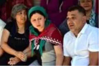 Şehit eşini, tabutunu okşayarak son yolculuğuna uğurladı Şehit eşini, tabutunu okşayarak son yolculuğuna uğurladı