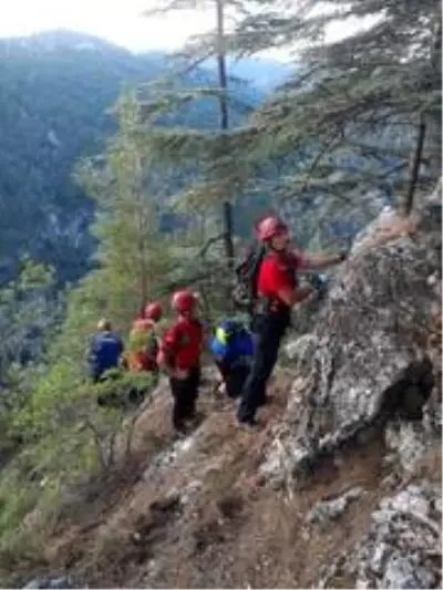 Seydikemer'de kayalıklardan uçuruma düşen kişi aranıyor Seydikemer'de kayalıklardan uçuruma düşen kişi aranıyor