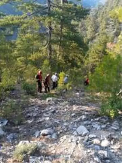 Seydikemer'de kayalıklardan uçuruma düşen kişi aranıyor Seydikemer'de kayalıklardan uçuruma düşen kişi aranıyor