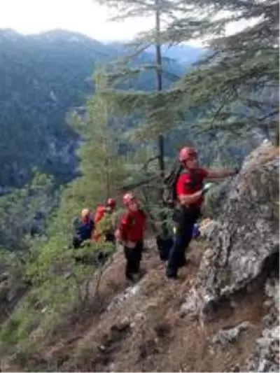 Seydikemer'de kayalıklardan uçuruma düşen kişi aranıyor Seydikemer'de kayalıklardan uçuruma düşen kişi aranıyor