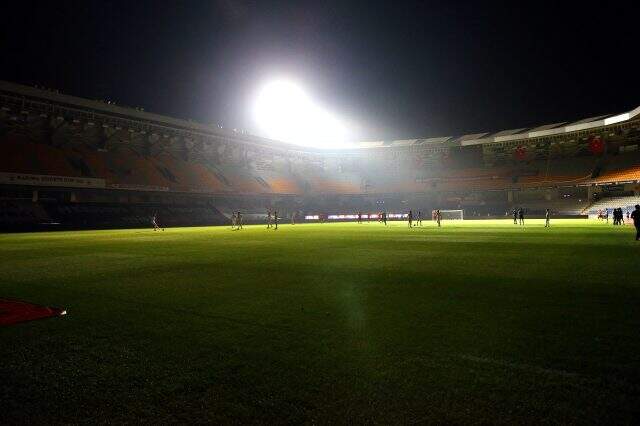 Son Dakika: Başakşehir-Kayserispor maçı oynanırken Fatih Terim Stadı'nda elektrikler kesildi