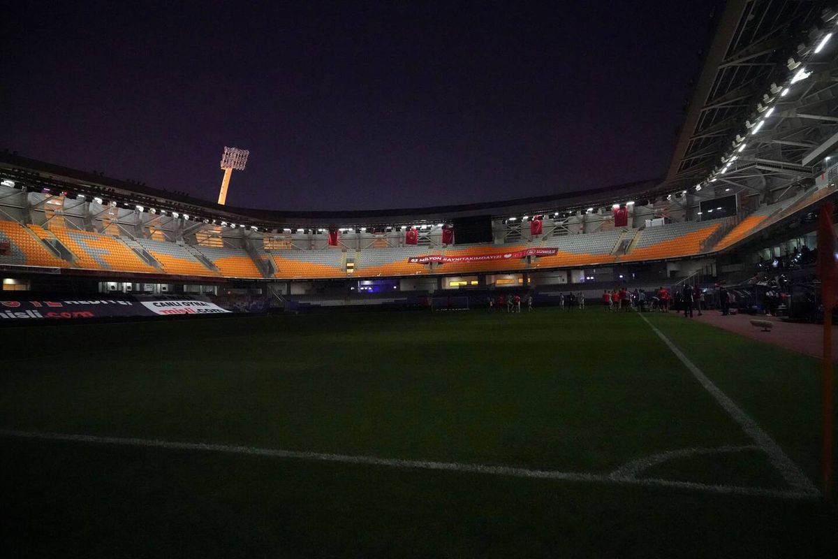 Başakşehir-Kayserispor maçı oynanırken Fatih Terim Stadı'nda elektrikler iki kez kesildi