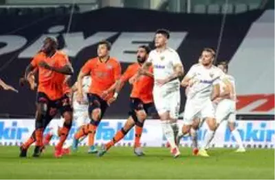 Süper Lig: Medipol Başakşehir: 1 Kayserispor: 0 (İlk yarı) Süper Lig: Medipol Başakşehir: 1 Kayserispor: 0 (İlk yarı)