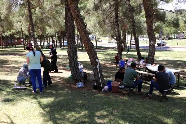 Bakan Koca'nın vaka sayısındaki artışa dikkat çektiği Gaziantep'te mesire alanları dolup taştı