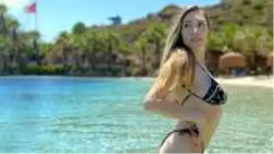 Babası hastanede, kızı tatilde! Yasmin'in cesur pozları olay oldu Babası hastanede, kızı tatilde! Yasmin'in cesur pozları olay oldu