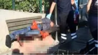 Bacağından vurulan kişi, yaralı halde 1 km yürüdükten sonra durakta yığıldı kaldı Bacağından vurulan kişi, yaralı halde 1 km yürüdükten sonra durakta yığıldı kaldı