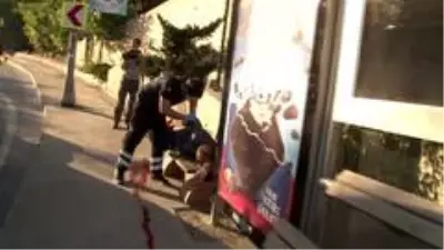 Bacağından vuruldu, sürünerek otobüs durağına geldi Bacağından vuruldu, sürünerek otobüs durağına geldi
