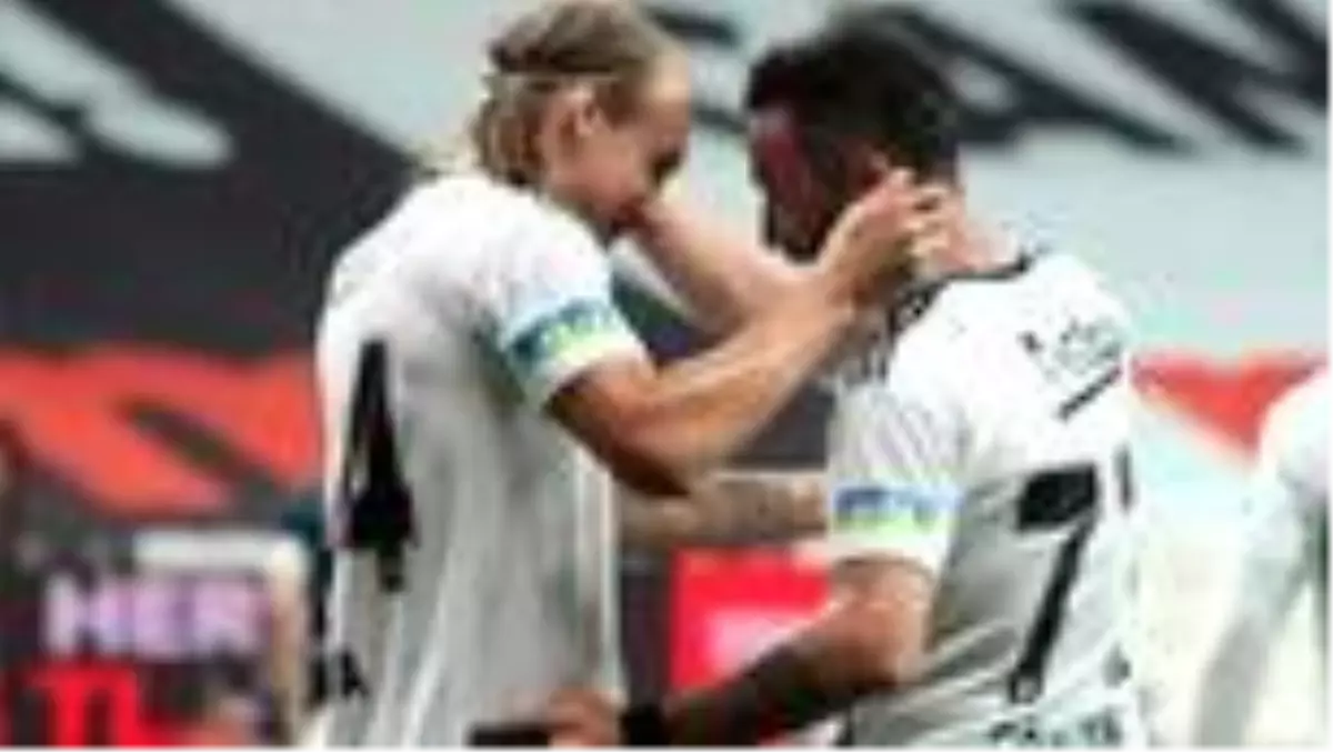 Beşiktaş'lı başarılı oyuncu Domagoj Vida takımdan ayrılma ihtimali olan Gökhan Gönül için 'Bizimle kal' paylaşımı yaptı