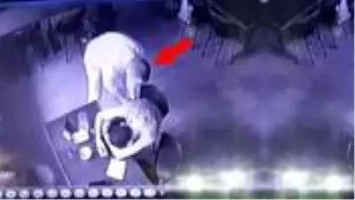 Birlikte alkol aldığı arkadaşının cüzdanını boşalttı! O anlar kamerada Birlikte alkol aldığı arkadaşının cüzdanını boşalttı! O anlar kamerada