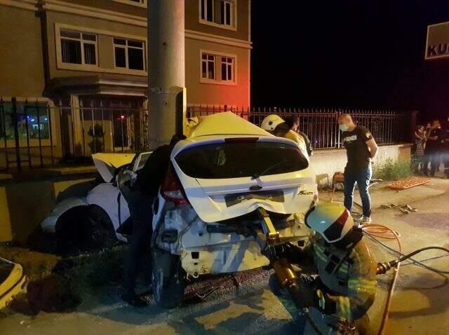 Bursa'da otomobil elektrik direğine çarptı: 3 ölü, 1 yaralı Bursa'da otomobil elektrik direğine çarptı: 3 ölü, 1 yaralı