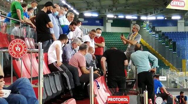 Çaykur Rizespor Yönetimi protokolde Başakşehir'in şampiyonluğunu sevindi