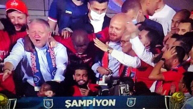 Dünya Etnospor Konfederasyonu Başkanı Bilal Erdoğan, Başakşehir'in şampiyonluğunu sahada futbolcularla kutladı