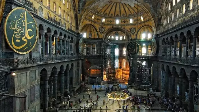 Tarih Profesörü Ebubekir Sofuoğlu'ndan Ayasofya'da yer alan ikon ve mozaiklere tepki: Camide fahişe olur mu?