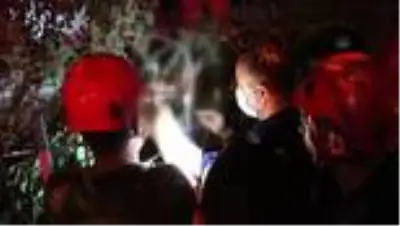 Eline korkuluk demiri saplanan çocuğu itfaiye kurtardı Eline korkuluk demiri saplanan çocuğu itfaiye kurtardı