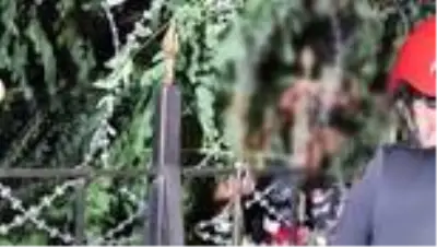 Eline korkuluk demiri saplanan çocuğu itfaiye kurtardı Eline korkuluk demiri saplanan çocuğu itfaiye kurtardı