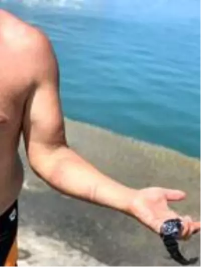 Eski Bakan Tüzmen ile 5 sporcu, Mersin'den KKTC'ye yüzerek bayrak taşıdı Eski Bakan Tüzmen ile 5 sporcu, Mersin'den KKTC'ye yüzerek bayrak taşıdı