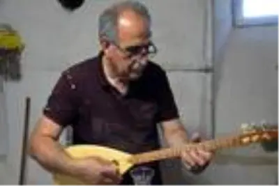Evinde kurduğu atölyede müzik aletleri üretiyor Evinde kurduğu atölyede müzik aletleri üretiyor