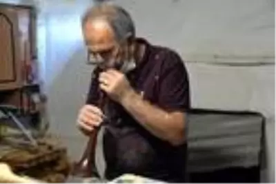 Evinde kurduğu atölyede müzik aletleri üretiyor Evinde kurduğu atölyede müzik aletleri üretiyor
