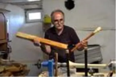 Evinde kurduğu atölyede müzik aletleri üretiyor Evinde kurduğu atölyede müzik aletleri üretiyor