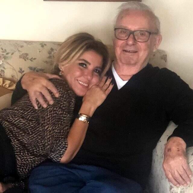 Gülben Ergen, Seyfi Dursunoğlu'nun cenazesinde gözyaşlarına hakim olamadı Gülben Ergen, Seyfi Dursunoğlu'nun cenazesinde gözyaşlarına hakim olamadı