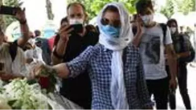 Gülben Ergen, Seyfi Dursunoğlu'nun cenazesinde gözyaşlarına hakim olamadı Gülben Ergen, Seyfi Dursunoğlu'nun cenazesinde gözyaşlarına hakim olamadı