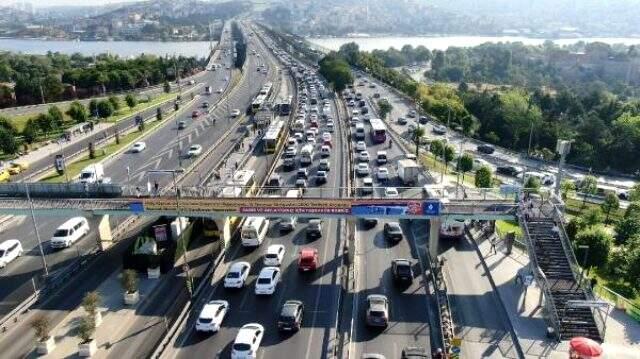 Haliç Köprüsü'nde başlayan bakım onarım çalışması nedeniyle haftanın ilk iş gününde trafik kilitlendi Haliç Köprüsü'nde başlayan bakım onarım çalışması nedeniyle haftanın ilk iş gününde trafik kilitlendi