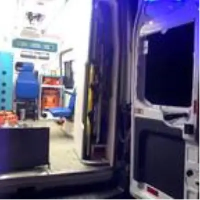 Kavgada yaralandı, yumrukla gelen ambulansın camını kırdı Kavgada yaralandı, yumrukla gelen ambulansın camını kırdı